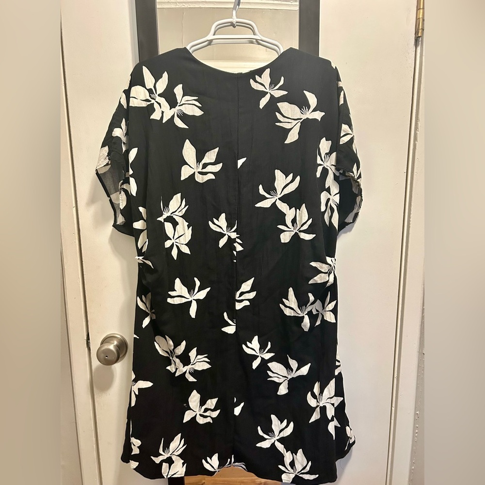H&M Black & White Floral Shift Dress with Ruched Sides- women’s XXL Tiki Retro